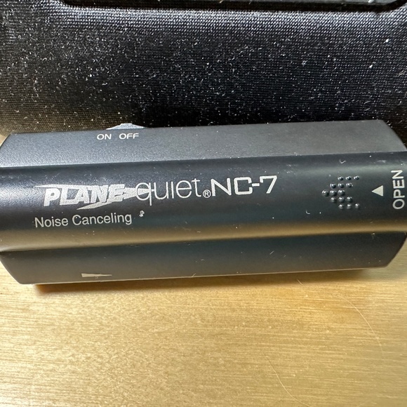 Noise Cancelling Headphones - Picture 2 of 5